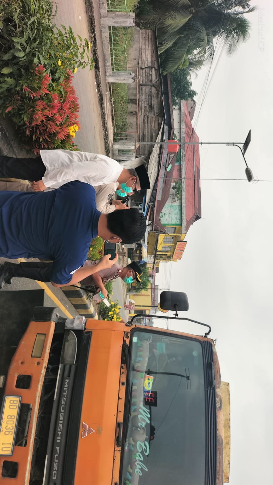 Mukomuko Terdampak Kabut Asap,  Pemkab Bersama Polres Mukomuko Bagikan Masker Gratis ke Pengendara