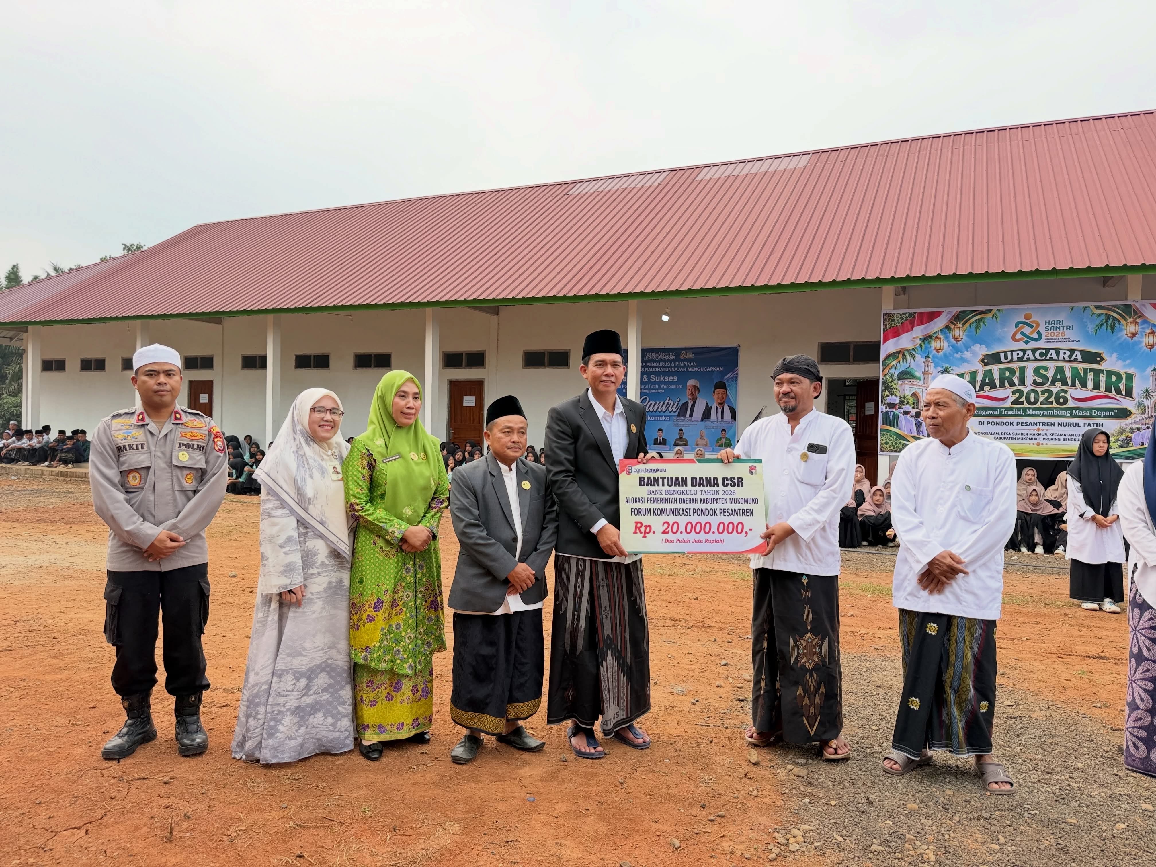 Peringatan Hari Santri Nasional 2026, Wabup Mukomuko Serahkan Bantuan CSR Ke Pondok Pesantren